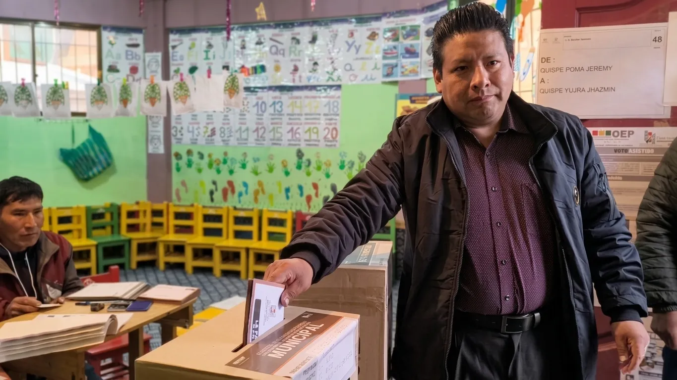 Santos Quispe emite su voto en El Alto y confía en la decisión ciudadana