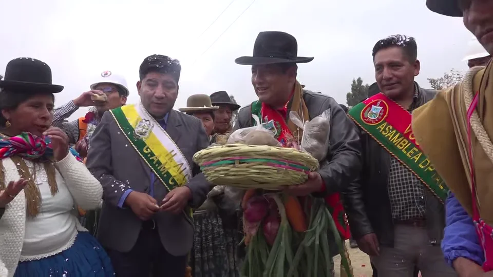 Electrificación rural y construcción de puente vehicular en Cairoma